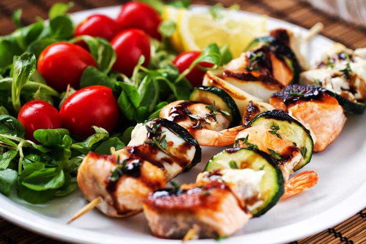 Brochetas de rape, salmón y langostinos.