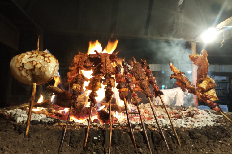 Suya nigeriana, carne asada a la parrilla.