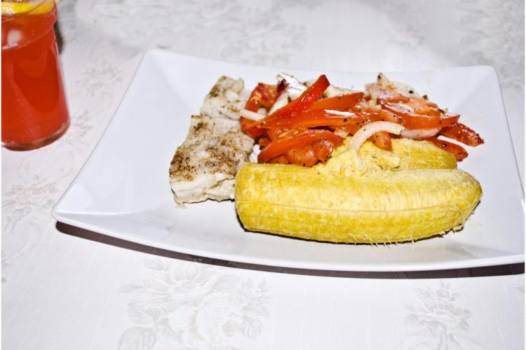 Plátano y pescado a la parrilla, un ejemplo de la cocina del este de Africa.