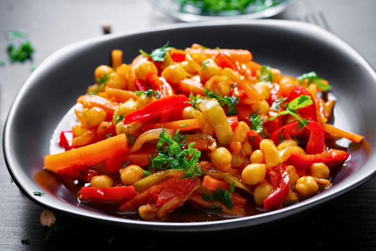 Garbanzos guisados con verduras.