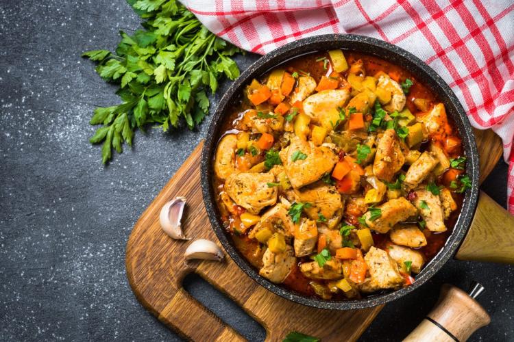 pollo guisado con verduras