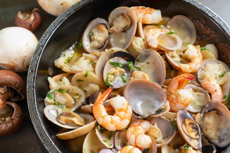 Sartenada de setas, almejas y gambas.