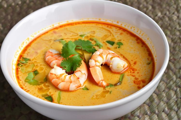 Sopa de gambas al curry de coco.