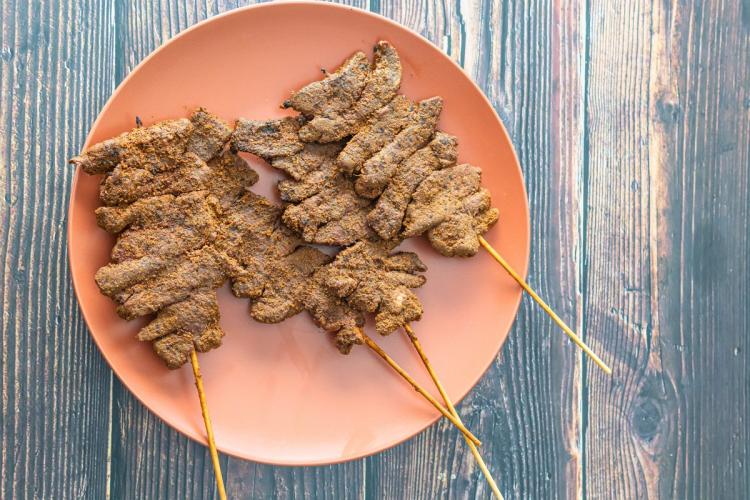 Un plato con brochetas de suya.