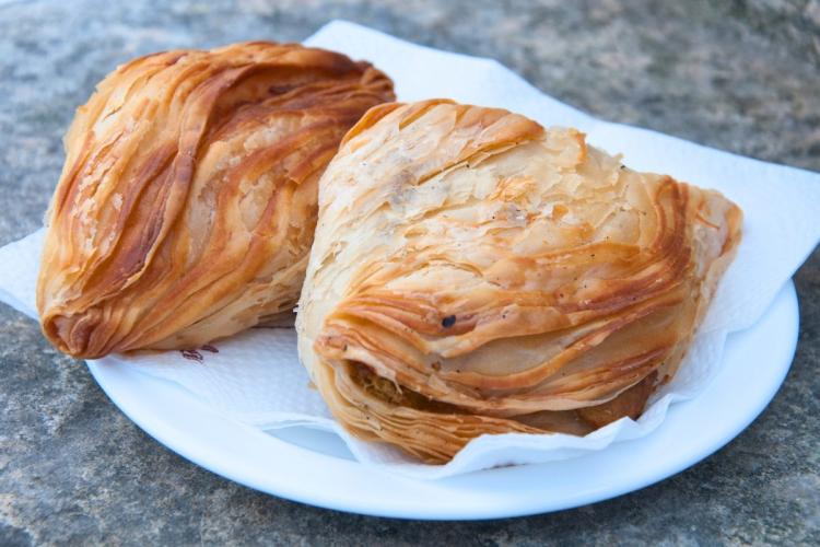 Dos pastizzi en un plato.