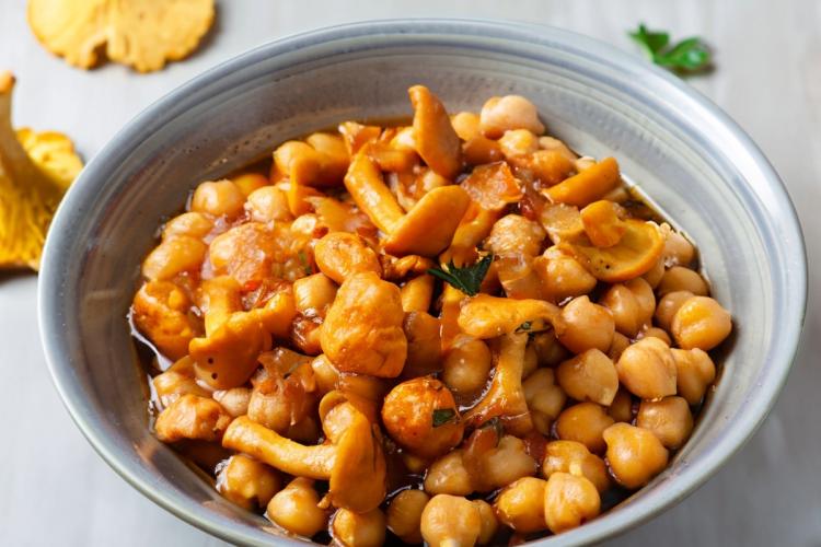 Un plato de garbanzos con níscalos.
