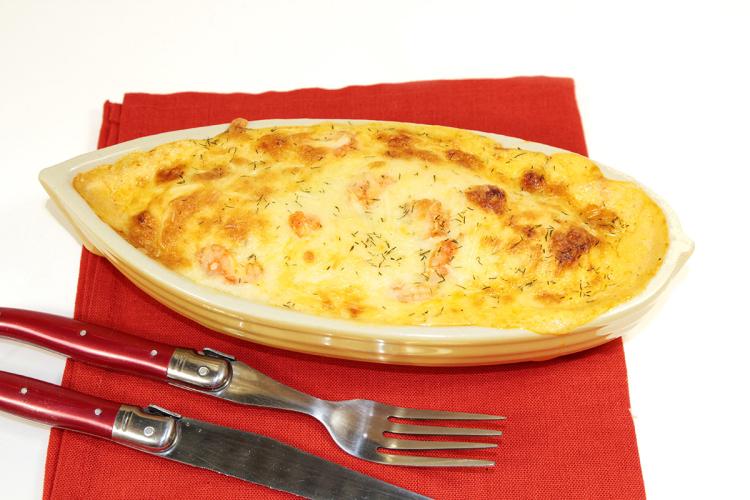 Besamel de pescado gratinada en una fuente baja.