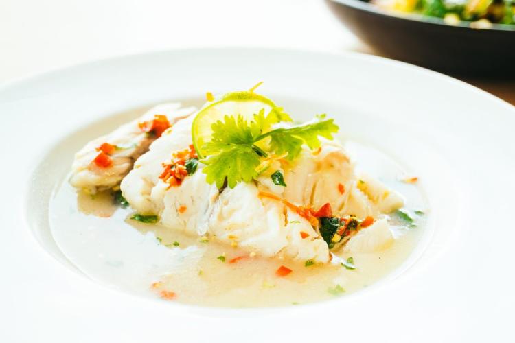 Pescado blanco al vapor con limón y salsa picante.