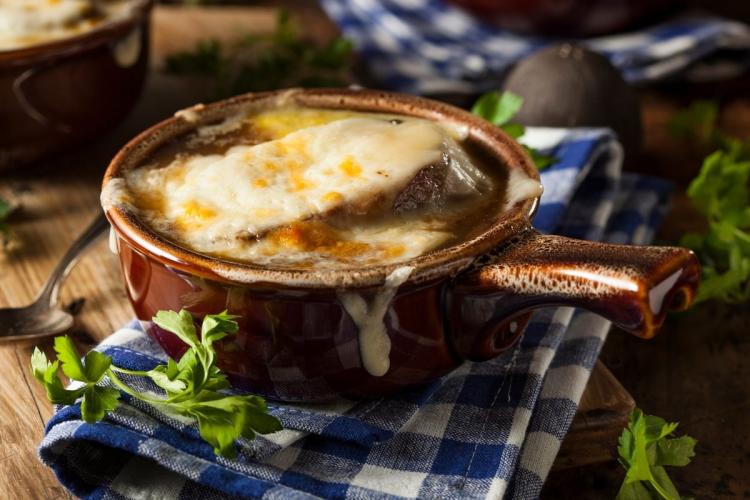 Sopa de cebolla gratinada con queso.