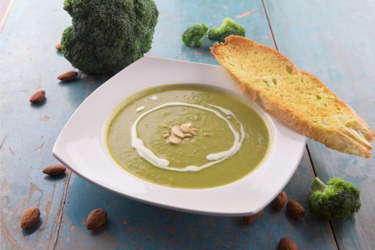 Crema de brócoli decorada con nata líquida.