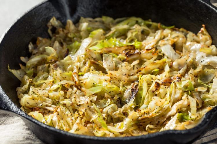 Sartén con repollo salteado al estilo irlandés.