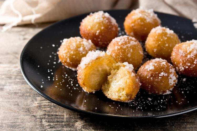 Buñuelos de viento cubiertos con azúcar ordinario.