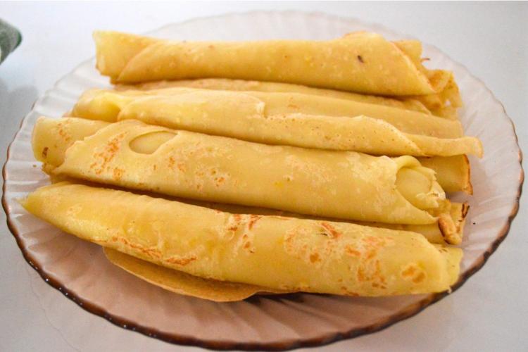 Un plato con crêpes enrolladas.