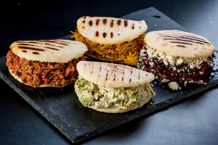 Reina pepiada, arepas rellena de carne, de pollo y de alubias negras con queso blanco.