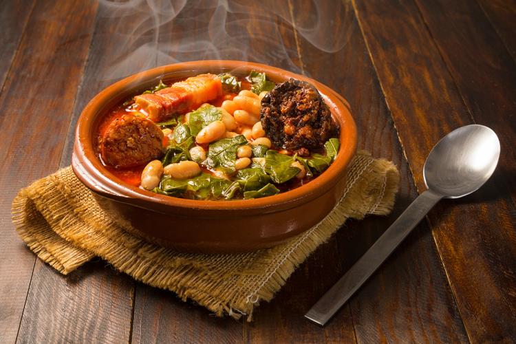 Una cazuela de barro con pote asturiano.