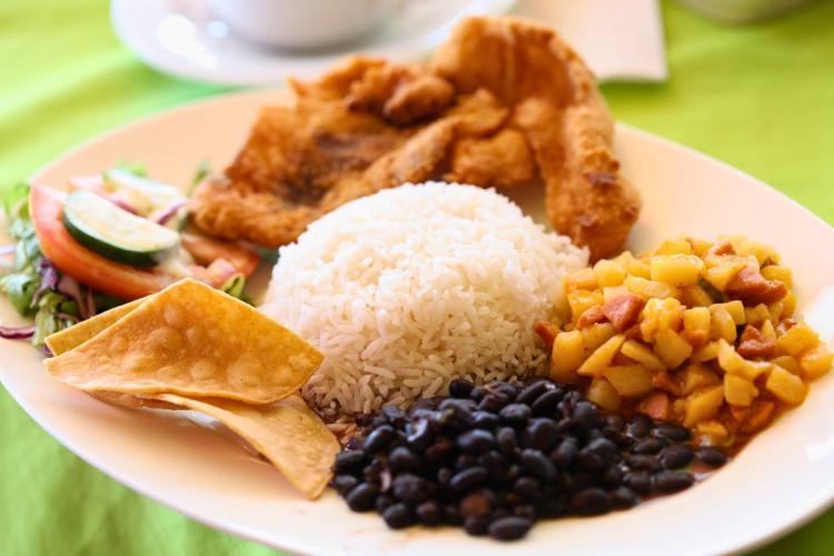 Casado, al almuerzo popular costarricense.