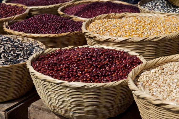 Cereales y legumbres en un mercado guatemalteco.