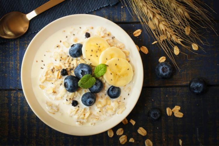 Un cuenco de avena remojada con plátano, arándanos y semillas de chía.