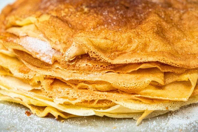 Filloas gallegas servidas con azúcar.