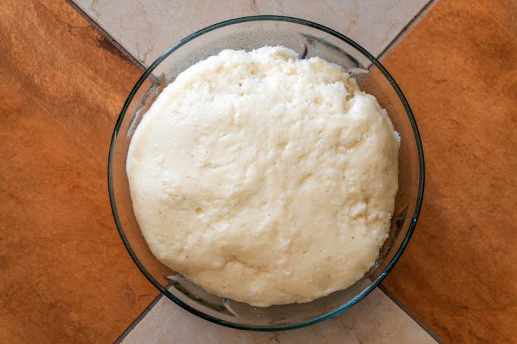 Una porción de ugali en un bol transparente.