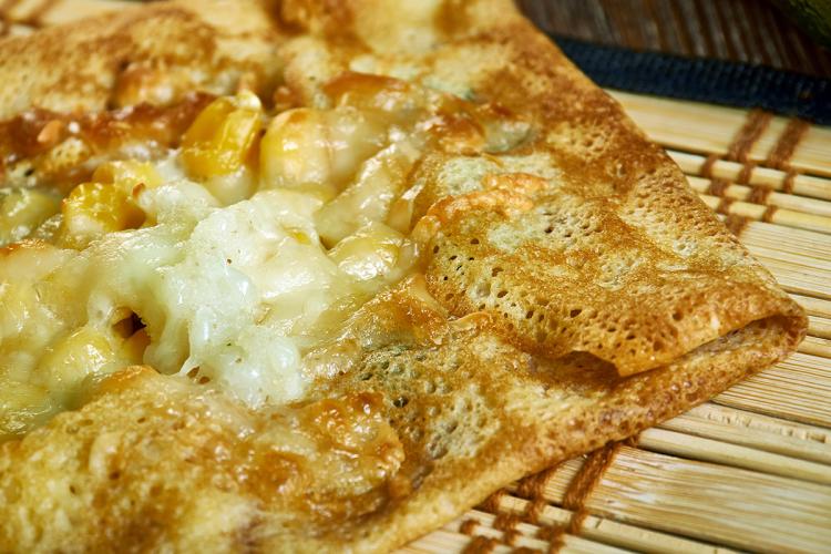 Detalle de una pizza de Zanzíbar mostrando su relleno.