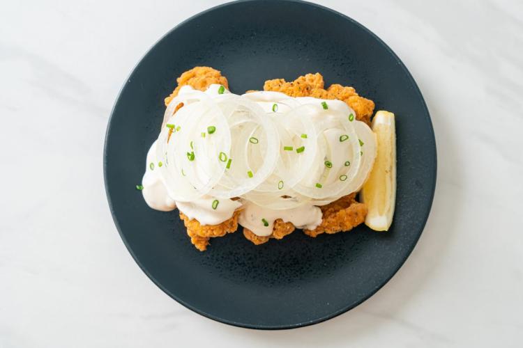 El pollo con nieve de cebolla hecho con salsa de cebolla al comino.