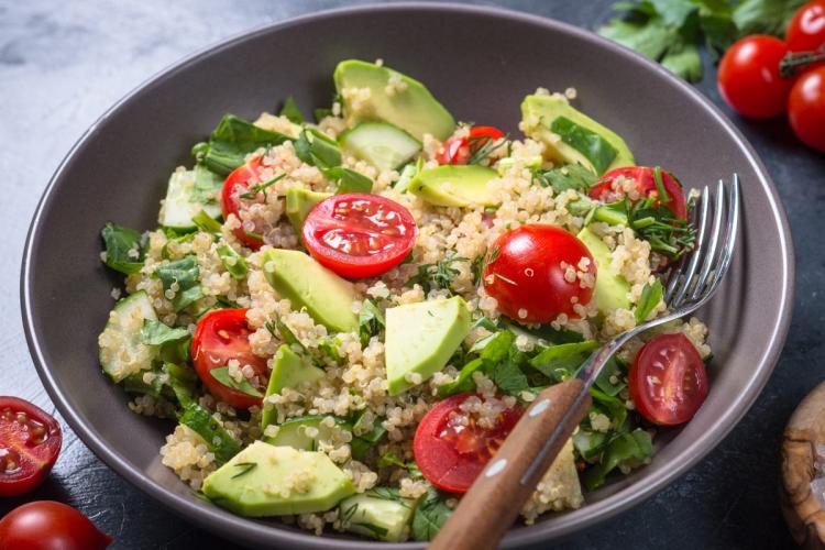 Ensalada de quinua con aguacate, tomate y espinacas.