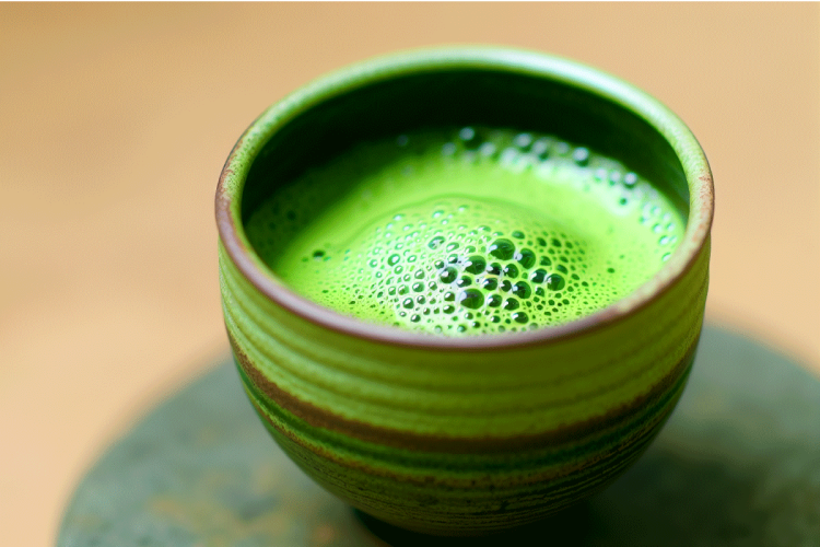 Taza de té matcha con espuma.
