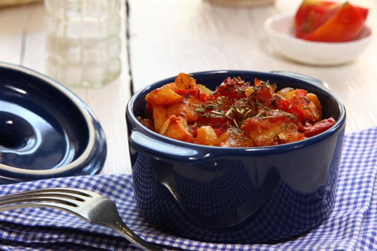 Hortalizas estofadas, principalmente patata y tomate, condimentadas con tomillo.