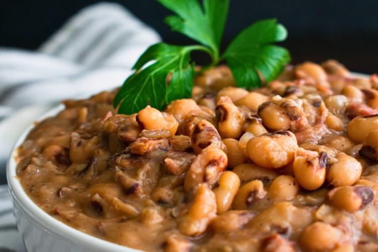 Judías de careta cocinadas con carne de cerdo.