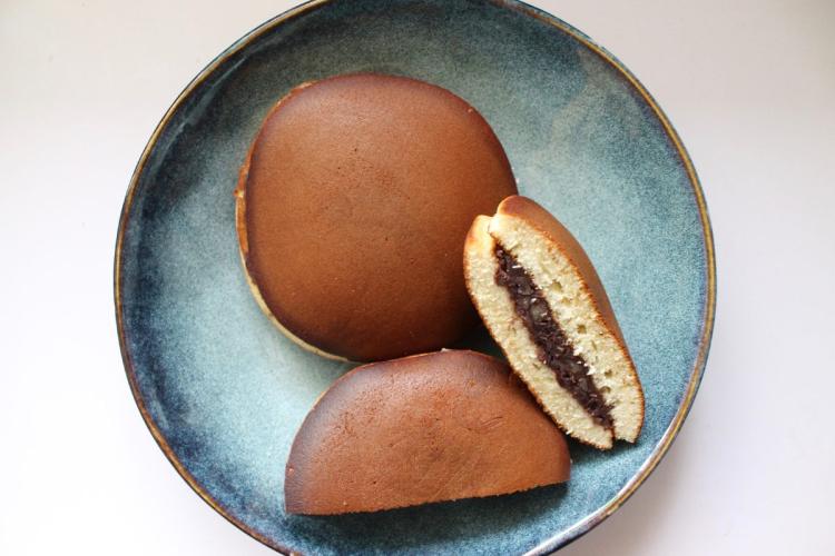 Dorayakis rellenos de anko, la pasta de alubias azuki rojas.