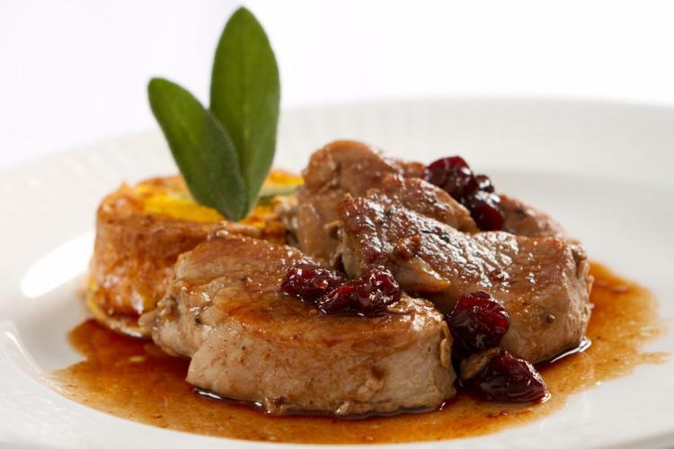 Un plato con solomillo de cerdo con salsa al vino de Oporto.