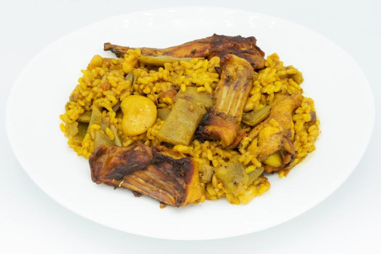Un plato de paella valenciana tradicional con garrofón.