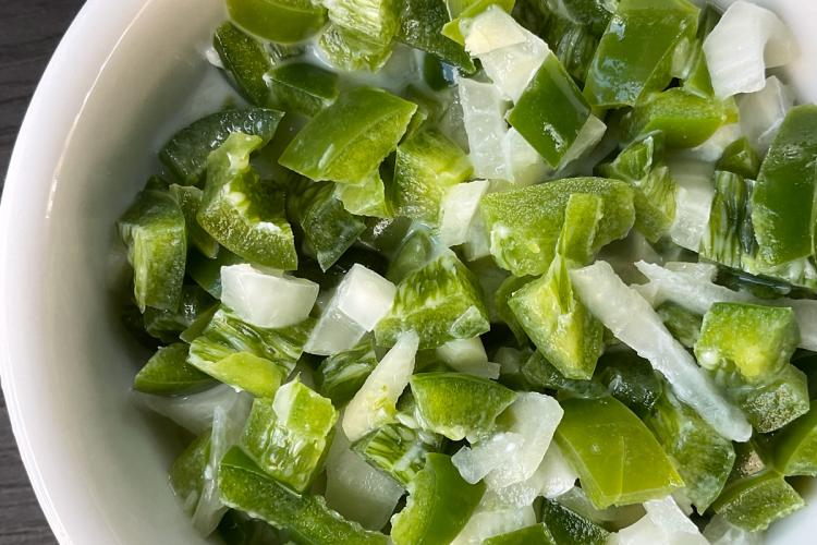 Un cuenco con ajíes en leche, escurridos.