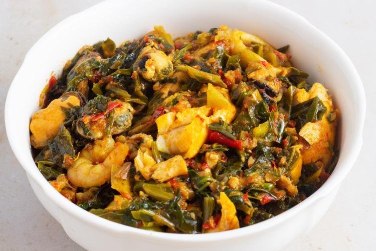 Un cuenco con efo riro, el rico guisado nigeriano.