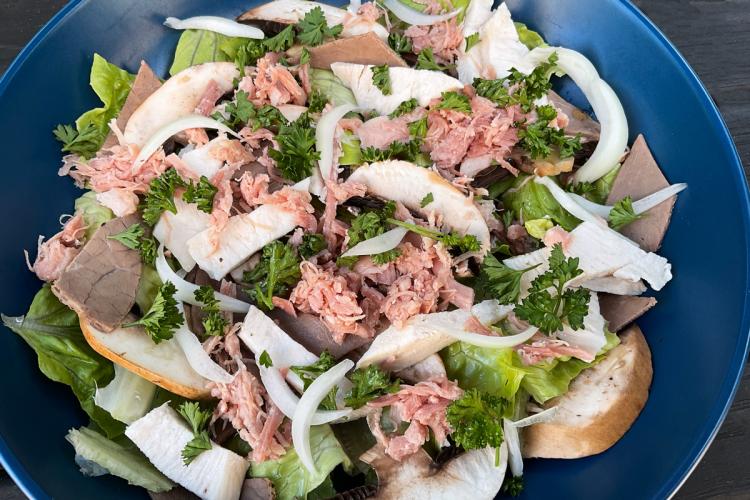 Ensalada de carnes con rosbif, pechuga de pollo y jamón cocido picado, sin alcaparras, vista superior.