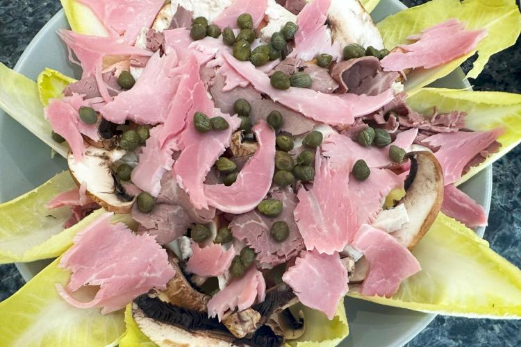 Ensalada de carnes versión invernal, con endibias y alcaparras.