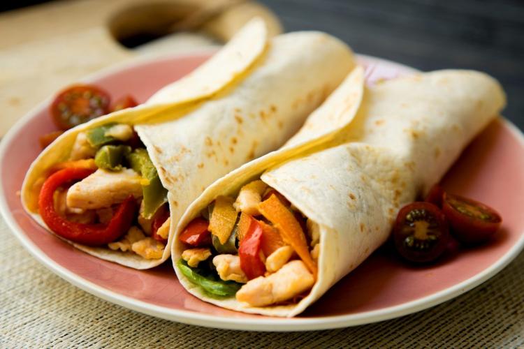Dos fajitas de pollo en un plato.