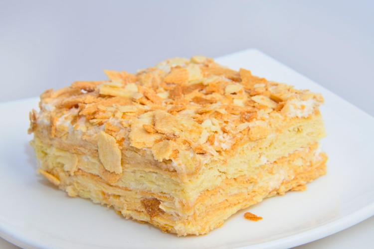 Milhojas de crema decorado con almendras fileteadas.