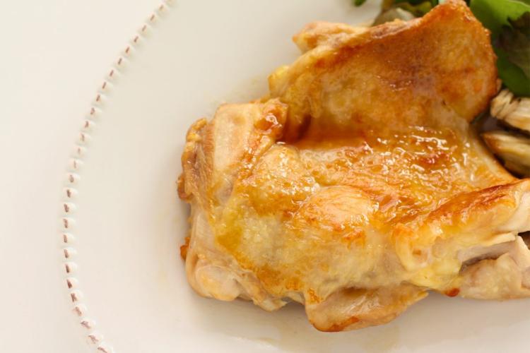 Detalle de un filete de pechuga de pollo salteado.