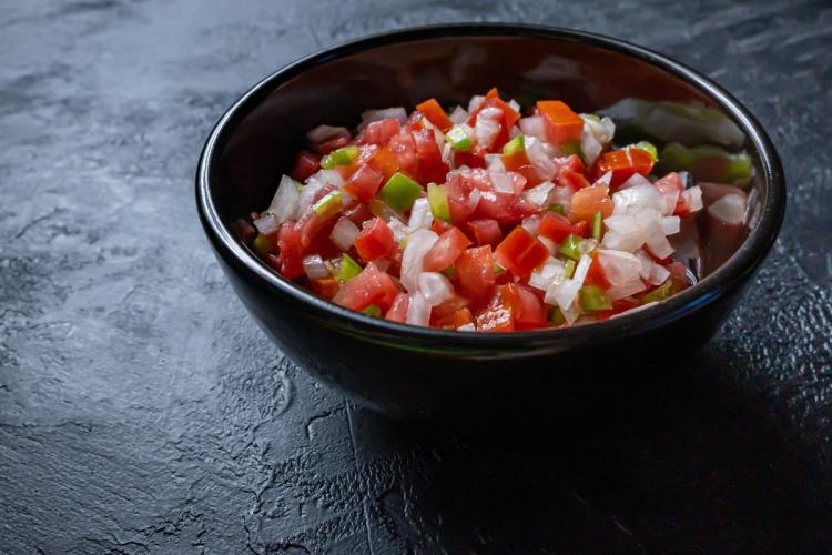 Un cuenco con salsa criolla argentina.