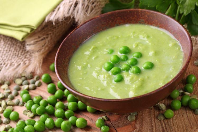 Un tazón de puré de guisantes con lechuga.