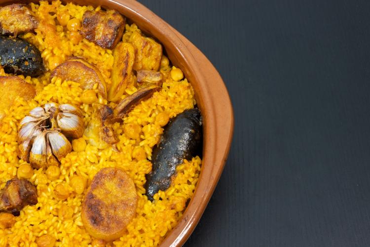 Detalle de arroz al horno en su cazuela de barro.