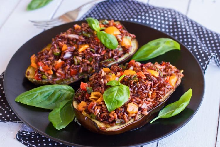 Berenjenas rellenas de arroz rojo y verduras, sin queso rallado.
