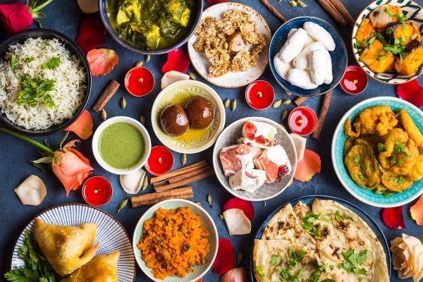 Una selección de platos tradicionales para servir en Diwali.