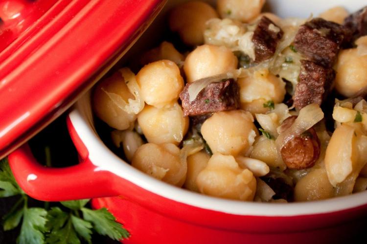 Detalle de garbanzos a la catalana.