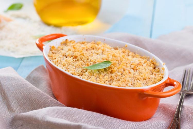 Una fuente con un gratinado cubierto con una costar de pan rallado.