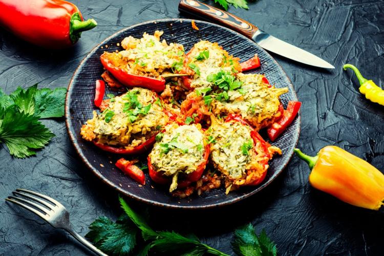 Un plato con pimientos rellenos de arroz y carne.