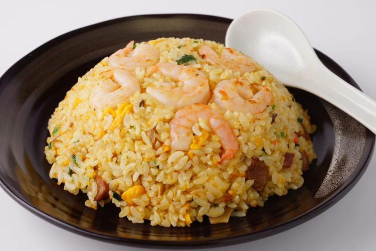 Yakimeshi con gambas en un cuenco.
