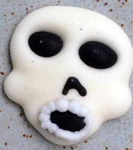 Una calavera de azúcar para decoración de pasteles.